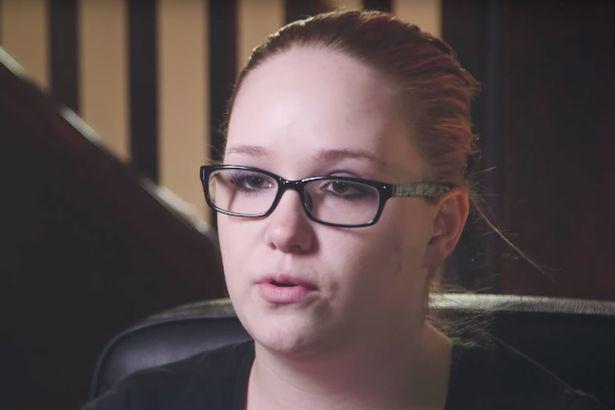 Bị gia đình coi là gái hư, cô gái phải quỳ xin bạn trai quan hệ vì khác người-1