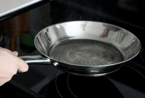 Đầu bếp nổi tiếng tiết lộ mẹo biến chảo sắt thành chống dính ngay trong 1 phút chỉ với mẹo vặt chẳng ai ngờ-1