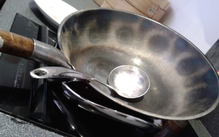 Đầu bếp nổi tiếng tiết lộ mẹo biến chảo sắt thành chống dính ngay trong 1 phút chỉ với mẹo vặt chẳng ai ngờ-3