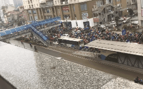 Tắc đường kinh hoàng ở Hà Nội sáng nay: Qua 20 cái đèn xanh rồi mà vẫn không thể di chuyển-1