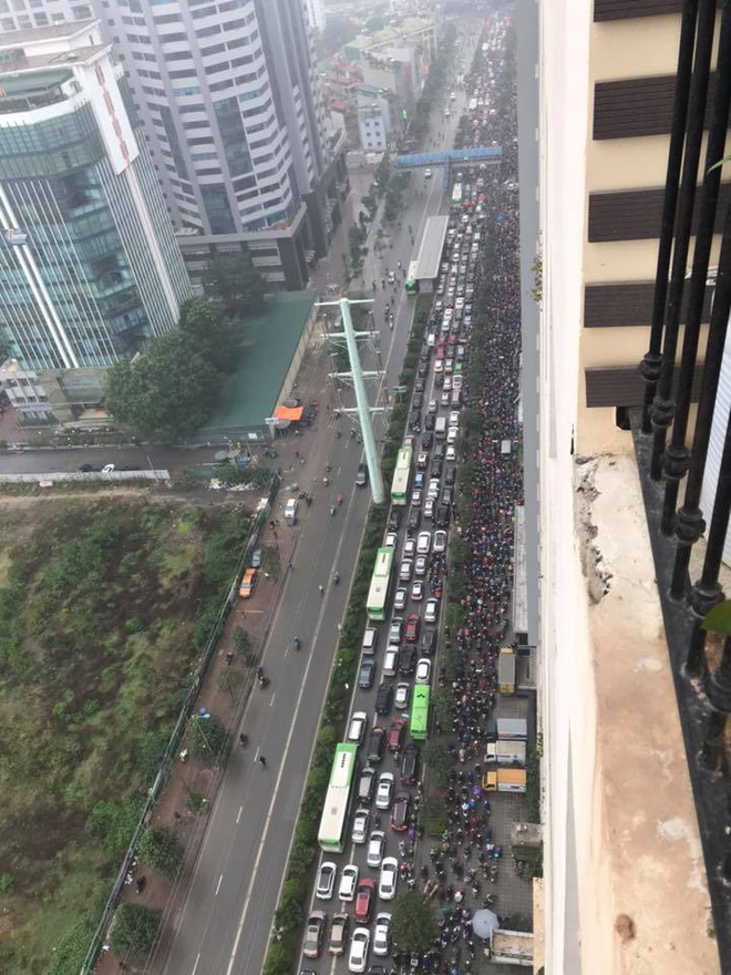 Tắc đường kinh hoàng ở Hà Nội sáng nay: Qua 20 cái đèn xanh rồi mà vẫn không thể di chuyển-3