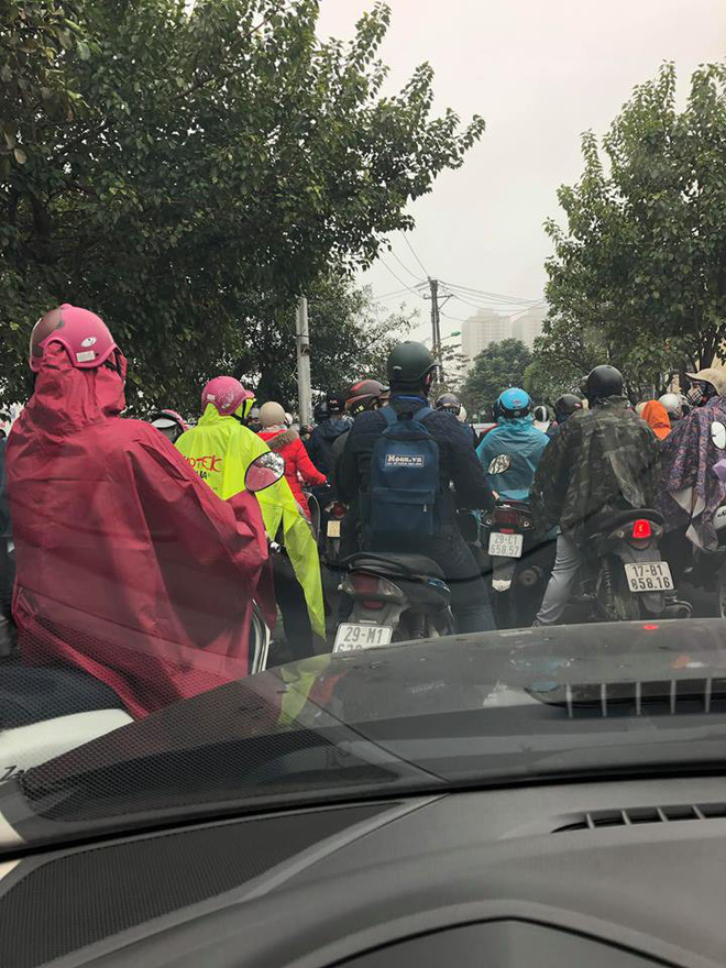 Tắc đường kinh hoàng ở Hà Nội sáng nay: Qua 20 cái đèn xanh rồi mà vẫn không thể di chuyển-10