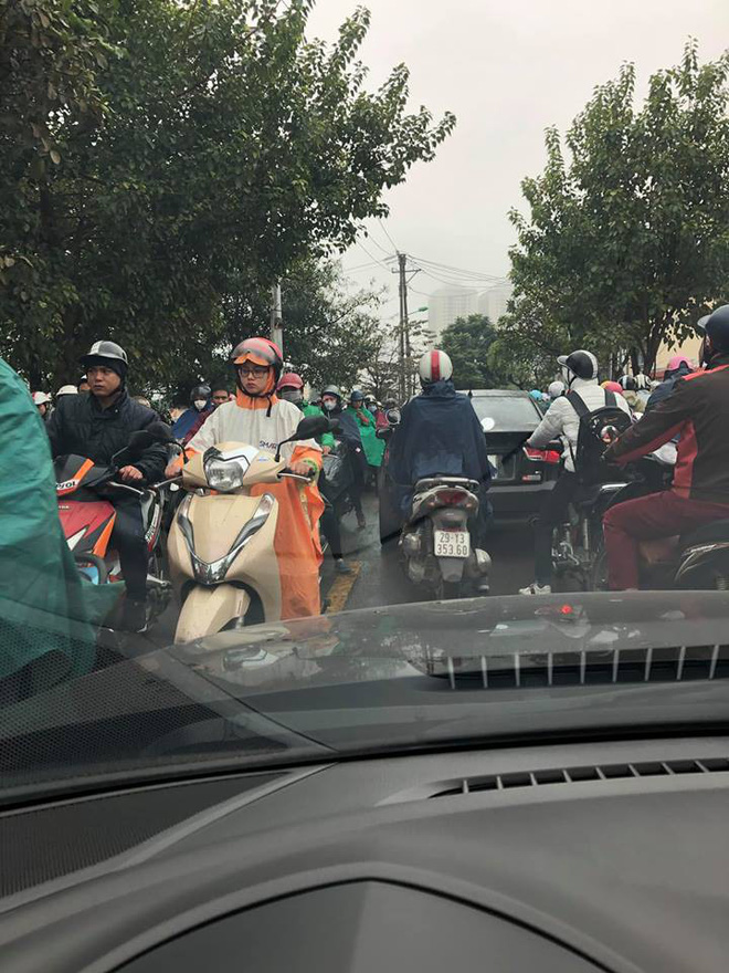 Tắc đường kinh hoàng ở Hà Nội sáng nay: Qua 20 cái đèn xanh rồi mà vẫn không thể di chuyển-11