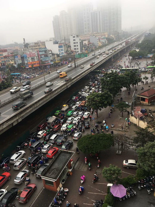 Tắc đường kinh hoàng ở Hà Nội sáng nay: Qua 20 cái đèn xanh rồi mà vẫn không thể di chuyển-5
