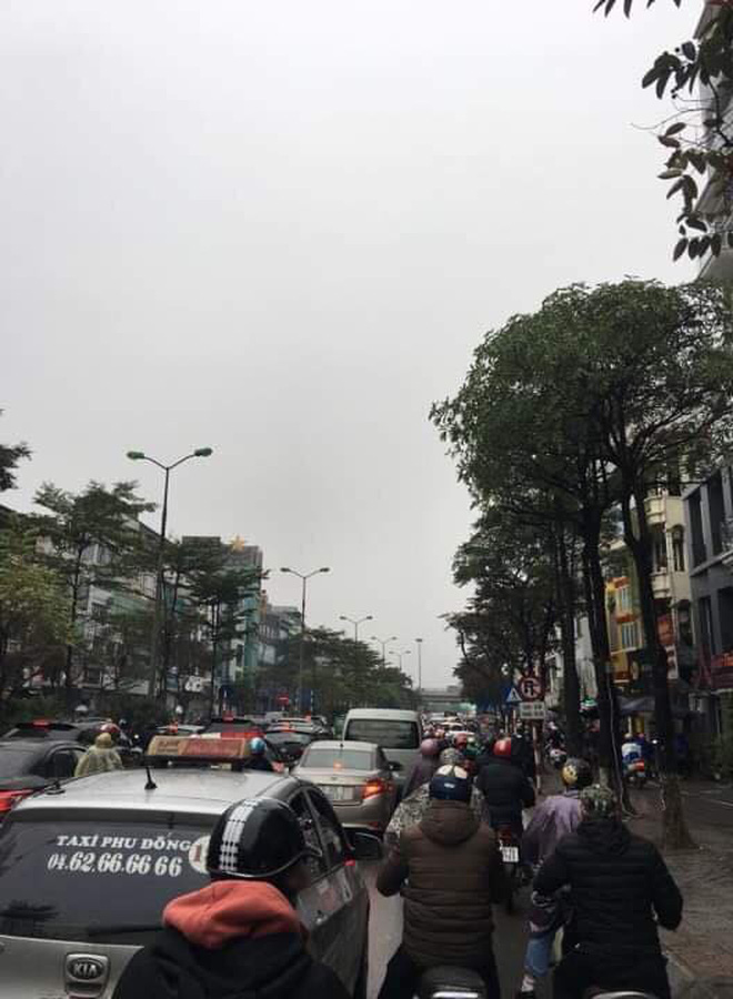 Tắc đường kinh hoàng ở Hà Nội sáng nay: Qua 20 cái đèn xanh rồi mà vẫn không thể di chuyển-9