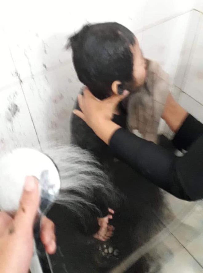 Hình ảnh bé trai lấm bùn đen và phi vụ giải cứu hot nhất mạng xã hội tối thứ Hai-2