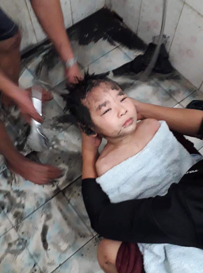 Hình ảnh bé trai lấm bùn đen và phi vụ giải cứu hot nhất mạng xã hội tối thứ Hai-3