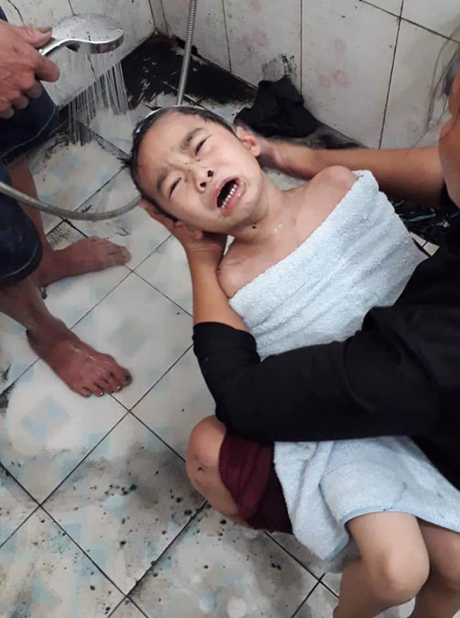 Hình ảnh bé trai lấm bùn đen và phi vụ giải cứu hot nhất mạng xã hội tối thứ Hai-4