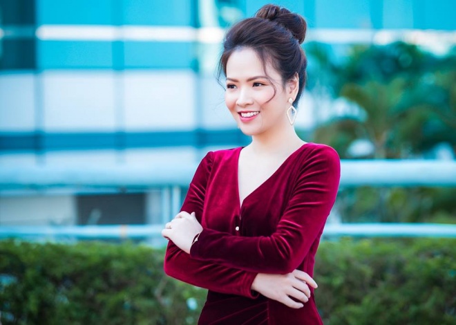 Gái 2 con Đan Lê khoác áo nhung, tóc cài xỏa đẹp bất chấp thời gian-1