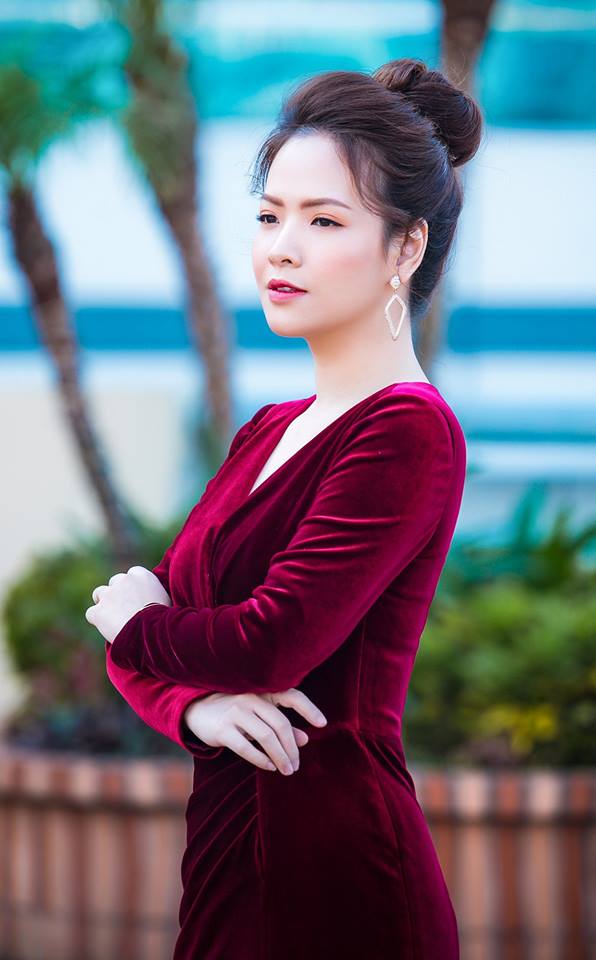 Gái 2 con Đan Lê khoác áo nhung, tóc cài xỏa đẹp bất chấp thời gian-2