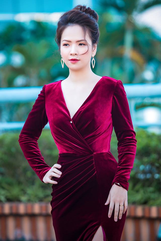 Gái 2 con Đan Lê khoác áo nhung, tóc cài xỏa đẹp bất chấp thời gian-3