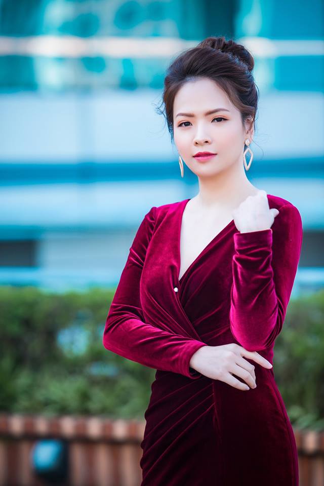 Gái 2 con Đan Lê khoác áo nhung, tóc cài xỏa đẹp bất chấp thời gian-5