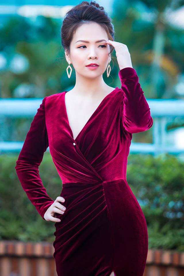 Gái 2 con Đan Lê khoác áo nhung, tóc cài xỏa đẹp bất chấp thời gian-6