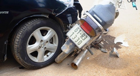 Ô tô đâm xe máy tại ngã tư tử thần”, 1 phụ nữ nguy kịch-2