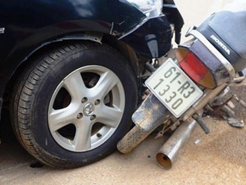 Ô tô đâm xe máy tại “ngã tư tử thần”, 1 phụ nữ nguy kịch