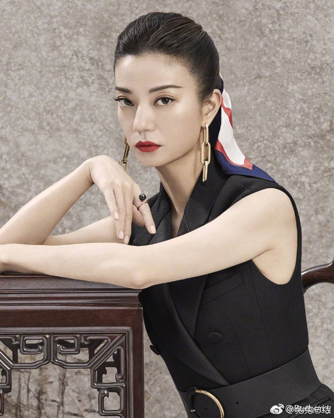 Đổi kiểu tóc và makeup, Triệu Vy khiến dân tình xôn xao: người khen thời thượng, người chê Én nhỏ mà như Diều hâu”-6