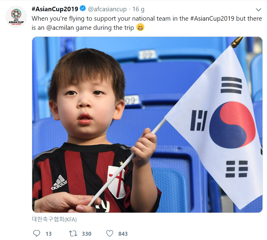 Hình ảnh cậu bé bụ bẫm, ngơ ngác vẫy cờ Hàn Quốc tại Asian Cup gây sốt bởi quá đỗi dễ thương-1