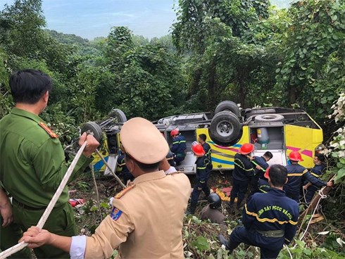 Xe khách rơi trên đèo Hải Vân, 23 người bị nạn