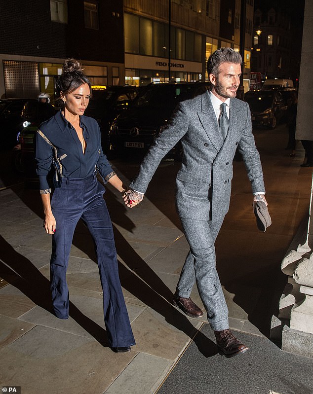 Tươi trẻ, sành điệu khi sánh đôi với chồng nhưng điểm cố hữu này trên gương mặt Victoria mới là điều gây chú ý-3