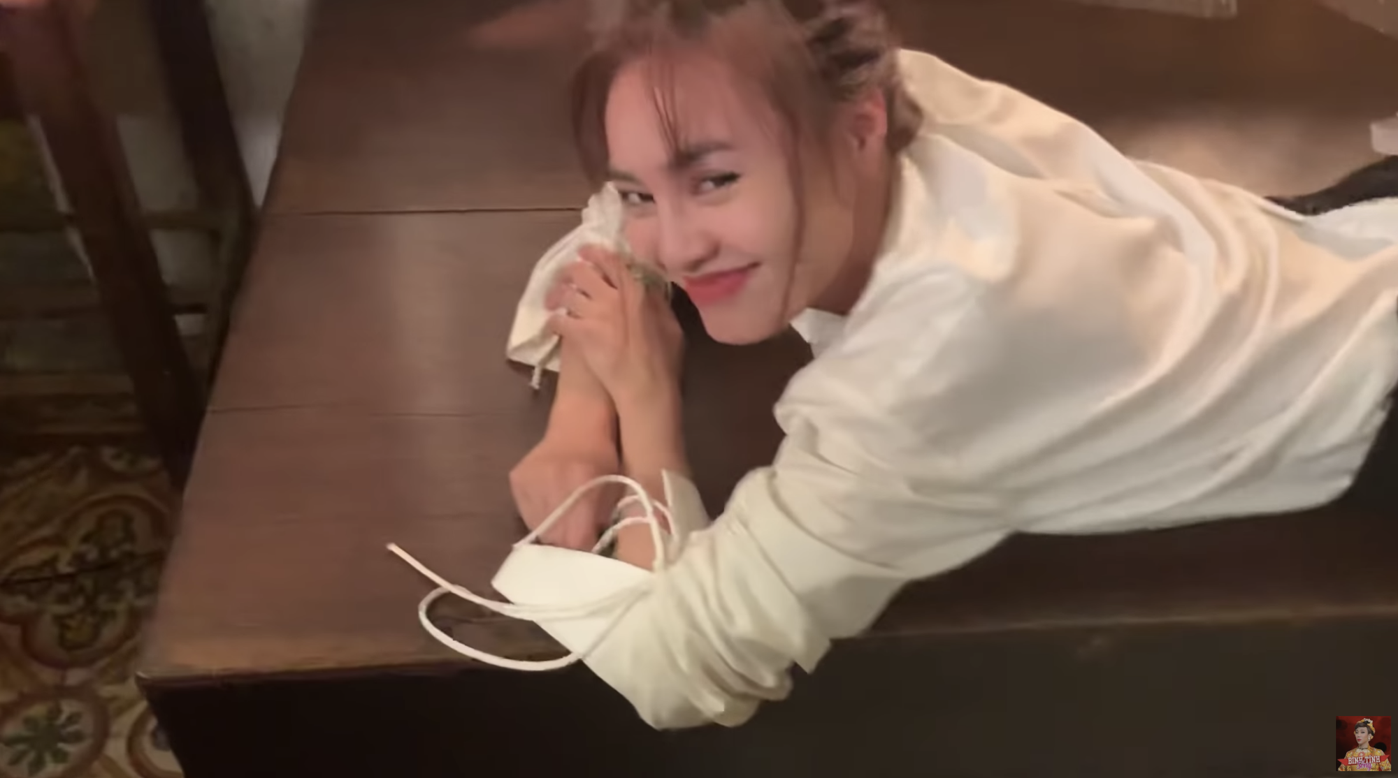 Clip: Trấn Thành tố Ninh Dương Lan Ngọc ăn nhiều đến nỗi bung cúc quần tại hậu trường Cua Lại Vợ Bầu-1