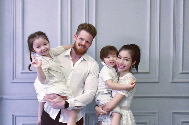Lần đầu rò rỉ ảnh chụp cả gia đình Elly Trần, chồng tin đồn của cô gây choáng váng vì diện mạo hiện tại-3