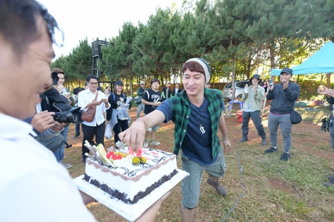 Bà xã thừa nhận nhiều lúc mệt mỏi vì Huy Khánh: Người đàn ông không bao giờ chịu trưởng thành lại còn rất yếu đuối-11