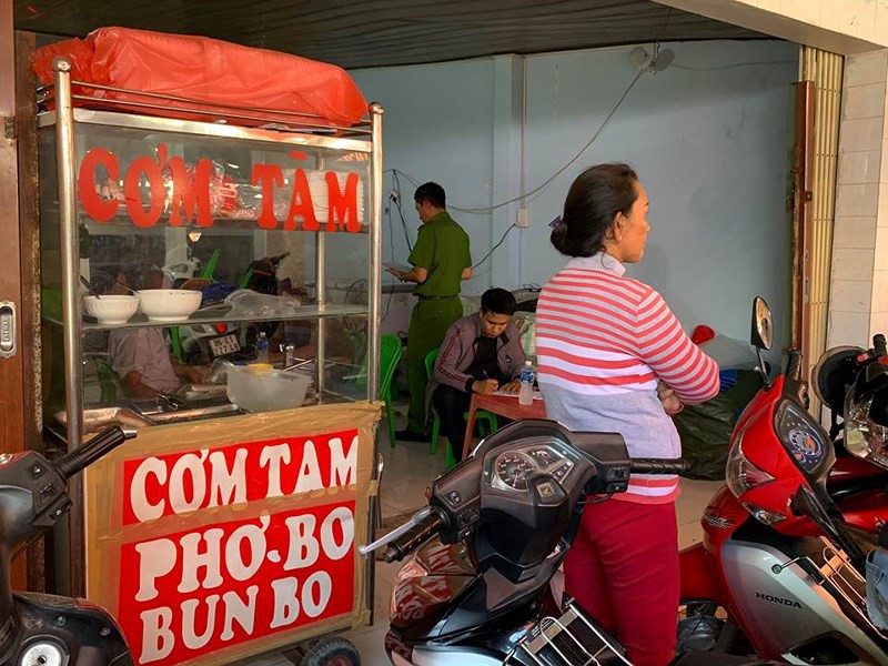 6 thanh niên chặt tay con nợ giữa chợ ở Phan Thiết-1