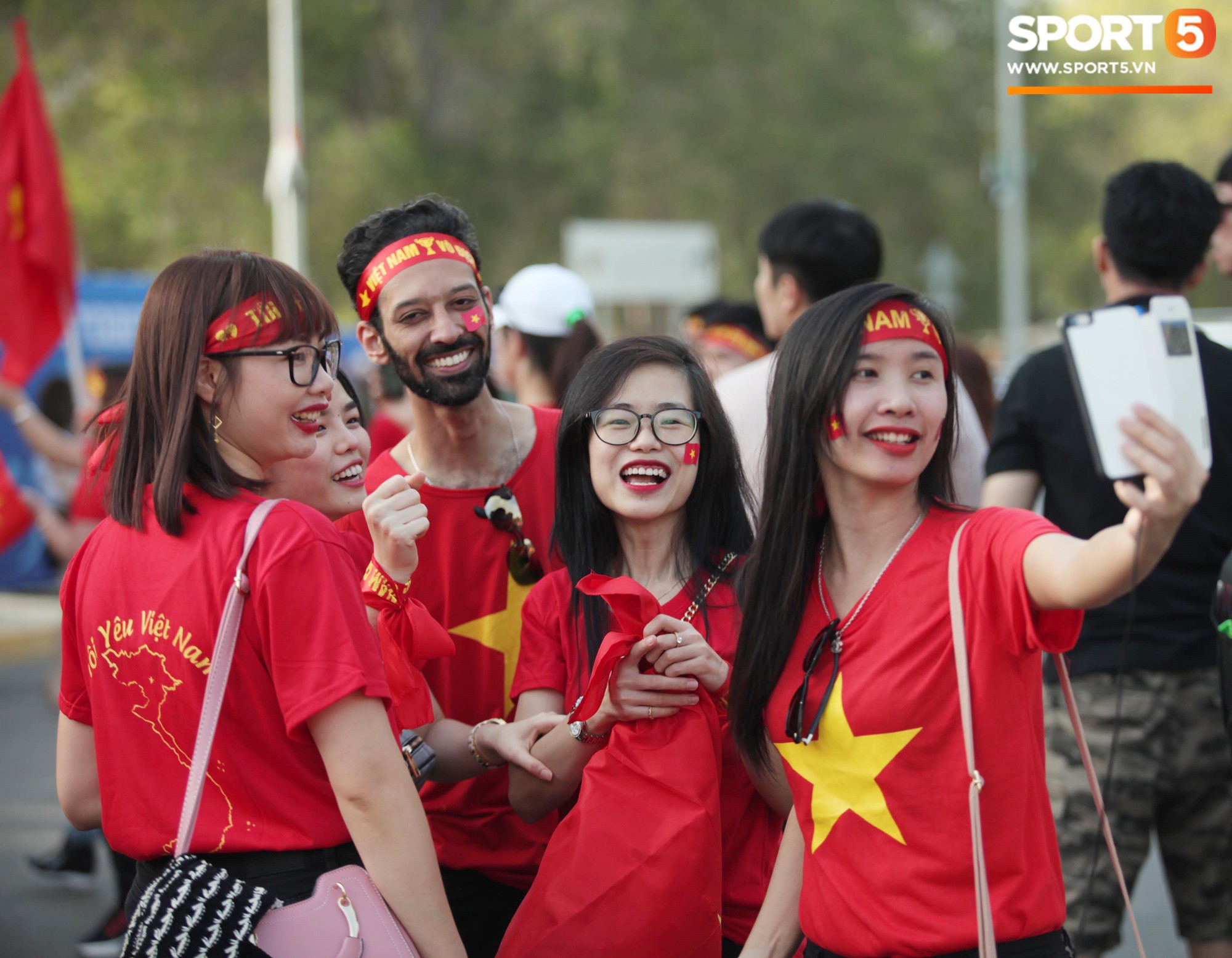 Dàn fangirl xinh đẹp tiếp lửa cho đội tuyển Việt Nam trước trận gặp Iraq-11
