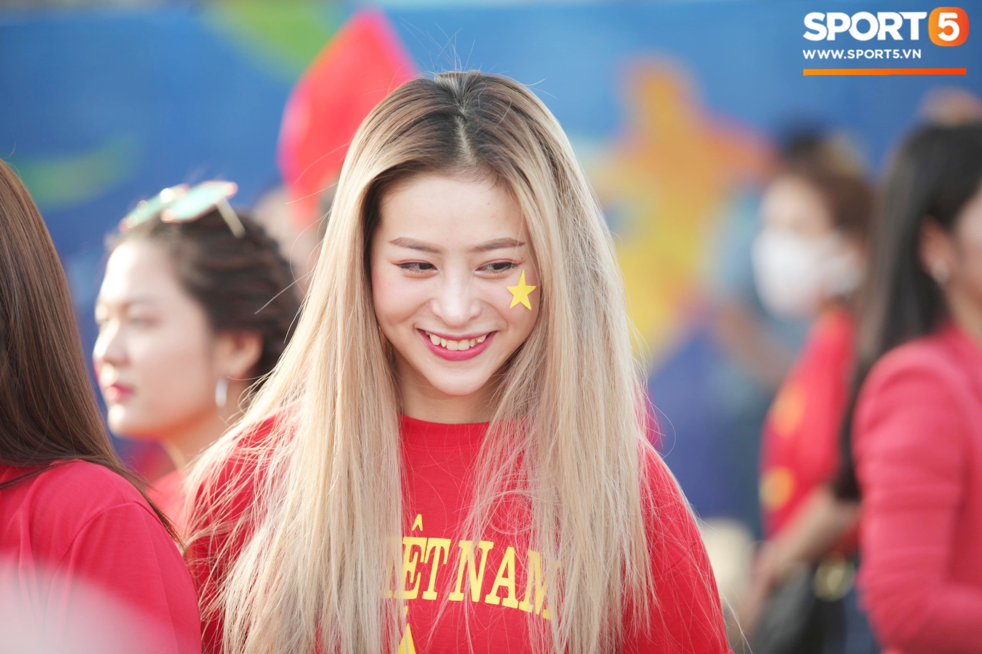 Dàn fangirl xinh đẹp tiếp lửa cho đội tuyển Việt Nam trước trận gặp Iraq-2