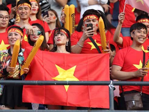 CĐV Việt Nam cổ vũ thầy trò HLV Park Hang Seo