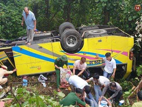 Người cứu 10 nạn nhân vụ xe khách lao xuống đèo Hải Vân: Nhiều em mắc kẹt trong xe gào khóc, kêu cứu thất thanh-12