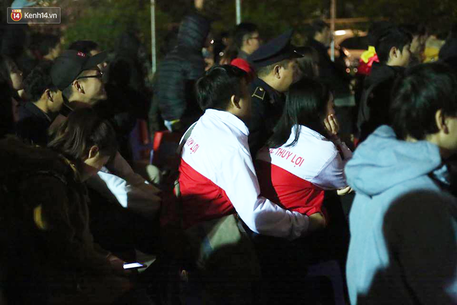 Khoảnh khắc đôi bạn sinh viên ĐH Thuỷ Lợi ôm nhau xem Việt Nam đấu Iraq khiến hội FA gato cực độ-1