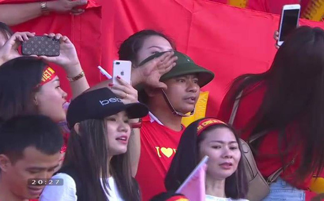 Người đàn ông đội mũ cối hát Quốc ca trên khán đài trận Việt Nam - Iraq, hình ảnh gây bão mạng-1