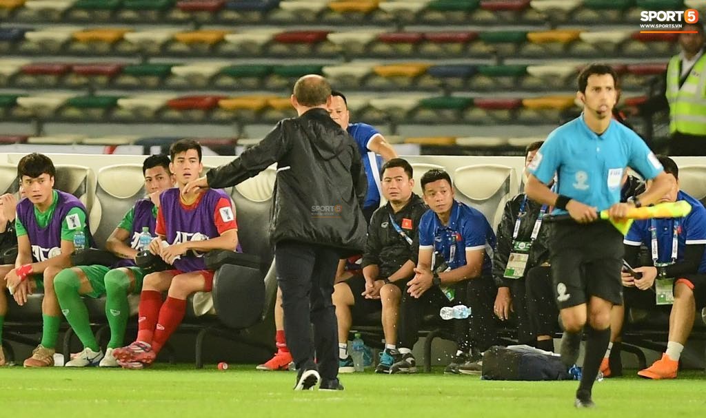 Thua Iraq, HLV Park Hang-seo tức giận đá tung chai nước trước mặt học trò-2