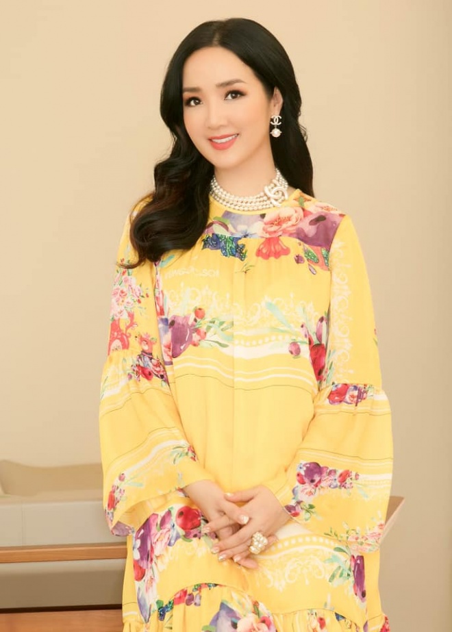 Hoa hậu Đền Hùng Giáng My diện đầm vàng khoe sắc xuân rạng rỡ-4