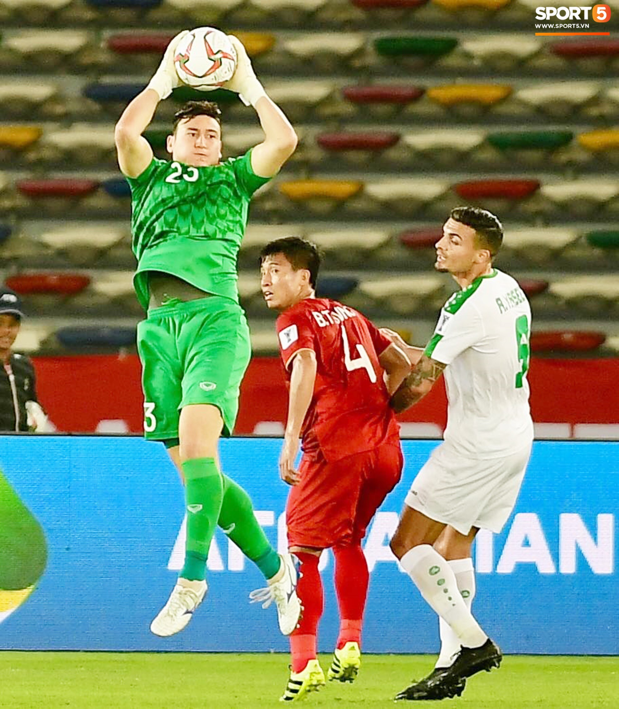 Những bức ảnh chứng minh Văn Lâm đã cố gắng hết sức cứu thua cho tuyển Việt Nam-4