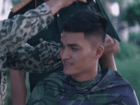 Video: Suýt mất mạng vì đứng cầu nguyện trong điểm mù xe tải-1