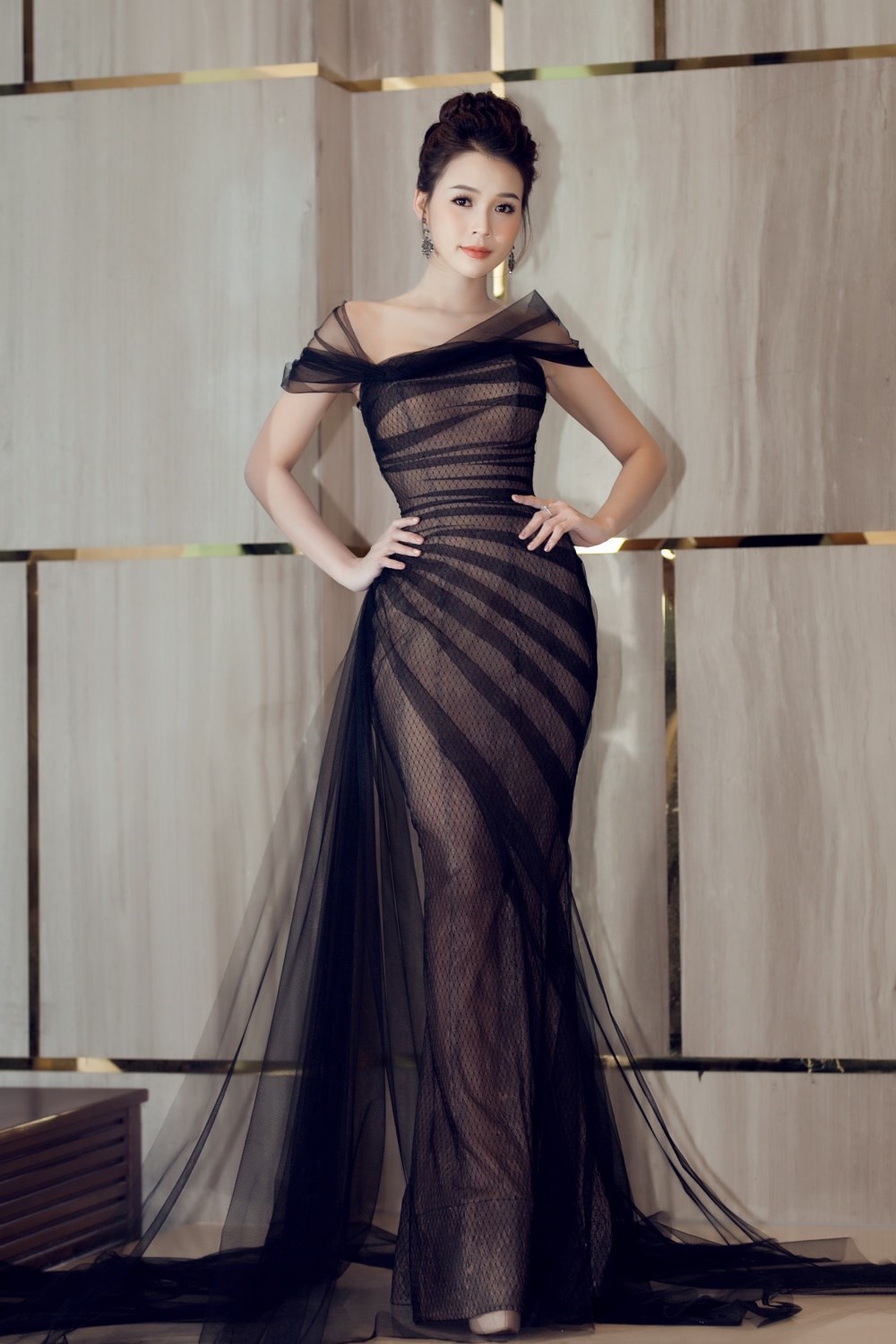 Sam đẹp mong manh, quyến rũ với đầm xuyên thấu-2