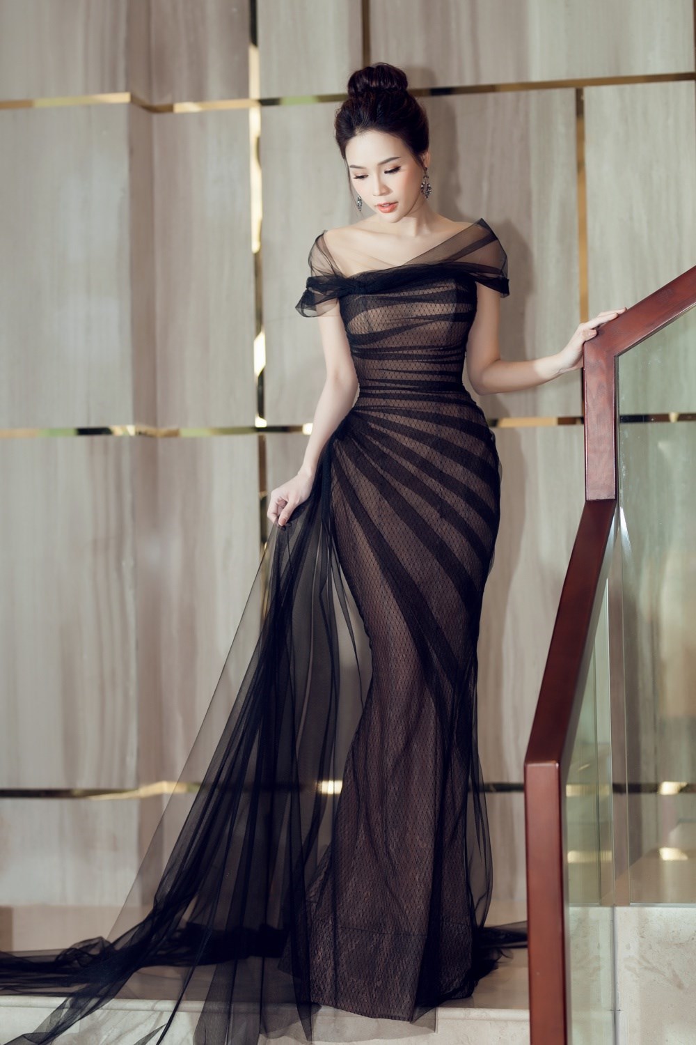 Sam đẹp mong manh, quyến rũ với đầm xuyên thấu-3