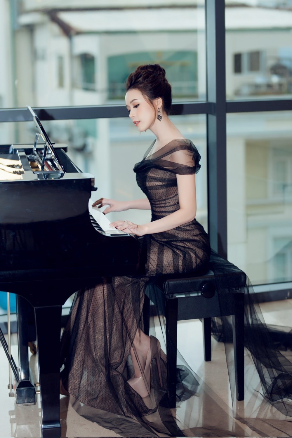 Sam đẹp mong manh, quyến rũ với đầm xuyên thấu-5