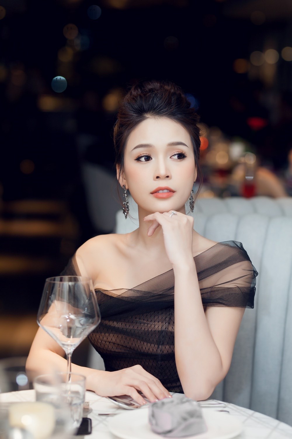 Sam đẹp mong manh, quyến rũ với đầm xuyên thấu-7