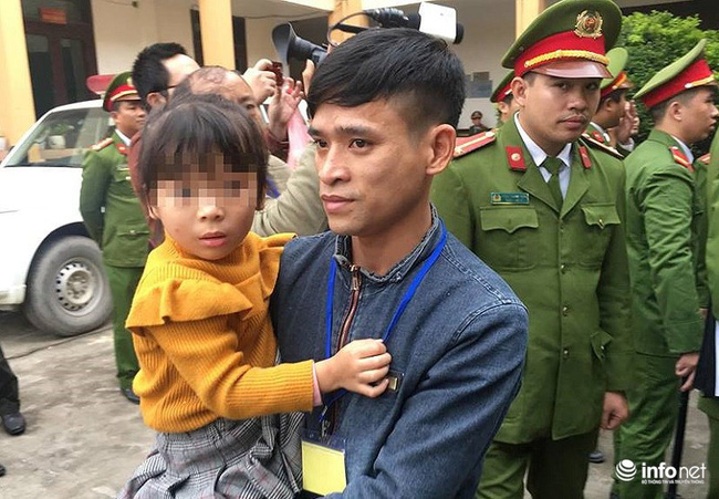 Xét xử vụ chạy thận: Bé gái được vào tòa vài phút để hát cho bố là bị cáo nghe-2