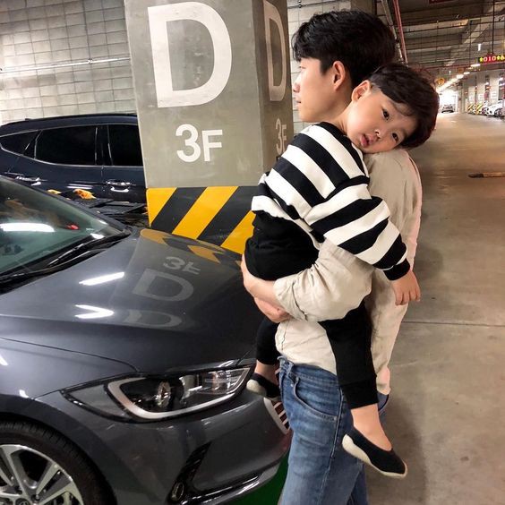 Sinh con có xoáy lông mày, cậu bé bị hàng xóm mỉa mai và xa lánh, nguyên nhân lại oái oăm thế này-2