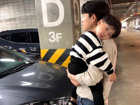 Bị bố mẹ đem ra làm trò giải trí, biểu cảm ngơ ngác của bé gái dễ thương khiến dân mạng cười nghiêng ngả-2