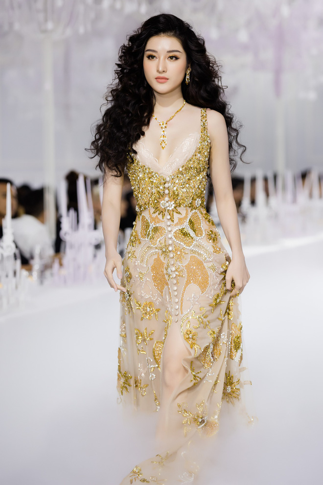 Á hậu Huyền My khoe thân hình nóng bỏng khó rời mắt-8