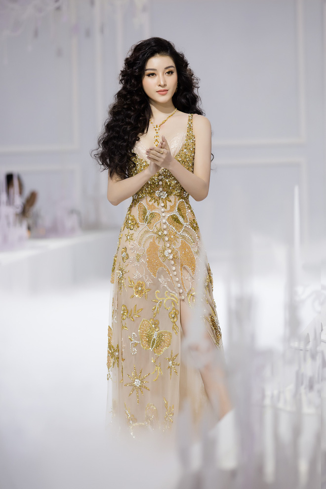 Á hậu Huyền My khoe thân hình nóng bỏng khó rời mắt-9