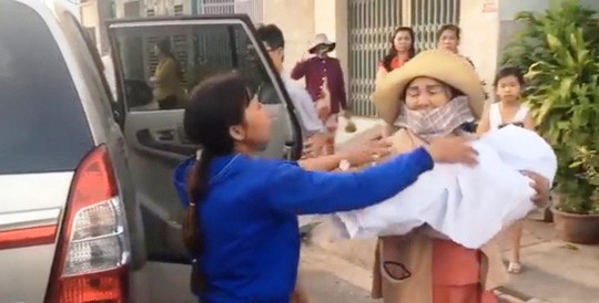 Đau đớn đón thi thể con chết bất thường tại nhà trẻ tư nhân-1