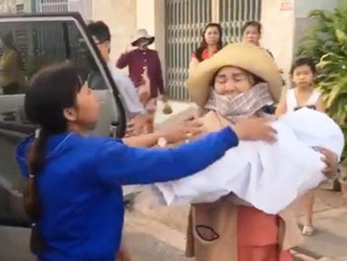 Xe khách giường nằm gãy gập sau cú tông kinh hoàng, 14 người thương vong-3