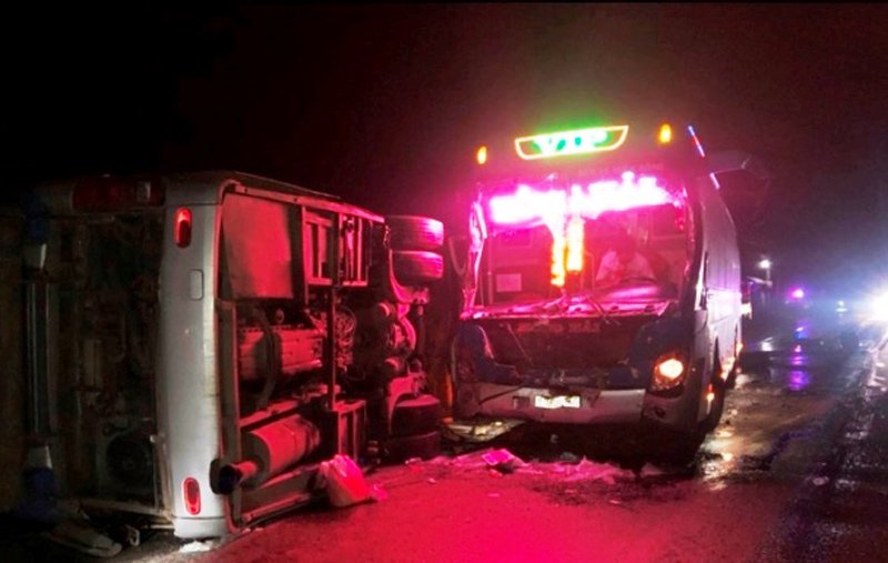 Xe khách giường nằm gãy gập sau cú tông kinh hoàng, 14 người thương vong-1