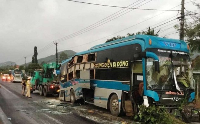 Xe khách giường nằm gãy gập sau cú tông kinh hoàng, 14 người thương vong-2